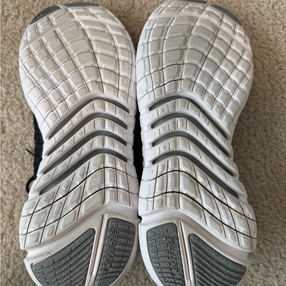Nike Black and White Running Shoes - Picture 6 of 6